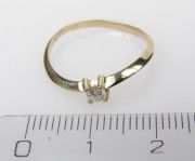 Zlatý zásnubní prsten s briliantem velikost 53