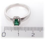 Prsten z bílého zlata s brilianty a smaragdem velikost 55