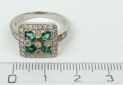 Prsten z bílého zlata s brilianty a smaragdy velikost 54