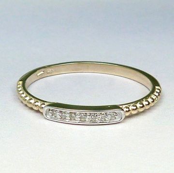 Zlatý prsten s diamanty velikost 53