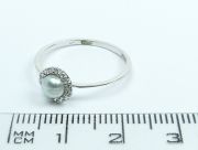 Prsten z bílého zlata s perlou a zirkony velikost 54