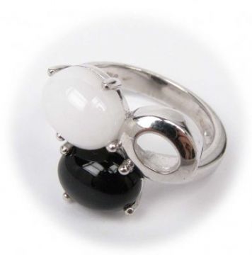 Stříbrný prsten s onyxem a aragonitem velikost 57