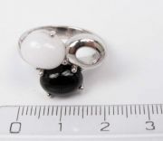 Stříbrný prsten s onyxem a aragonitem velikost 57