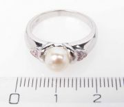 Sříbrný prsten s perlou a se zirkony velikost 54
