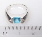 Stříbrný prsten s modrým a bílými zirkony velikost 51