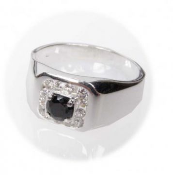 Stříbrný prsten s onyxem a bílými zirkony velikost 66