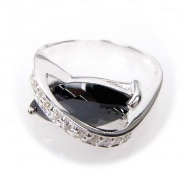 Stříbrný prsten s onyxem a bílými zirkony velikost 60