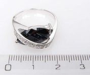 Stříbrný prsten s onyxem a bílými zirkony velikost 60
