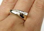 Zlatý prsten se zirkony velikost 56