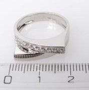 Prsten z bílého zlata se zirkony velikost 55