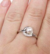 Prsten z bílého zlata s brilianty a perlou velikost 55