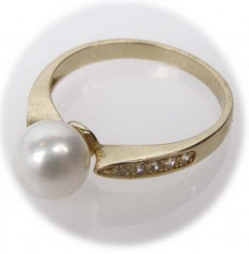 Zlatý prsten se sladkovodní perlou a zirkony velikost 53