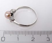 Prsten z bílého zlata se sladkovodní perlou a zirkony velikost 53