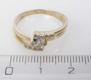 Zlatý prsten se zirkony velikost 56