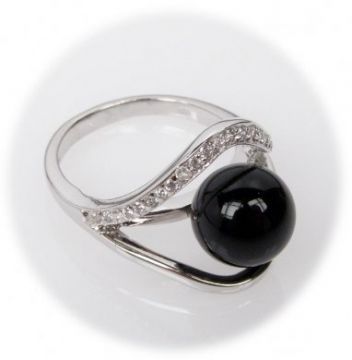 Stříbný prsten s onyxem a zirkony velikost 57