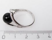 Stříbný prsten s onyxem a zirkony velikost 57