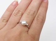 Prsten z bílého zlata se zirkony a perlou velikost 54