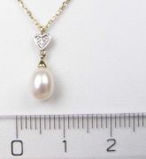 Zlatý náhrdelník s briliantem a perlou