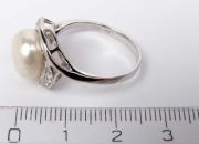 Stříbrný prsten s perlou a zirkony velikost 57