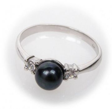 Prsten z bílého zlata se zirkony a pravou černou perlou velikost 56