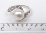 Prsten z bílého zlata s perlou  a zirkony vel. 55