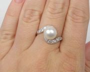 Prsten z bílého zlata s perlou  a zirkony vel. 55