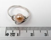 Stříbrný prsten s perlou a zirkonem velikost 52