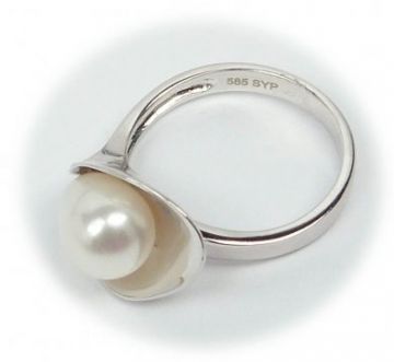 Prsten z bílého zlata s perlou velikost 56