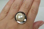 Stříbrný prsten s perlou velikost 58