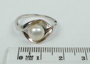 Stříbrný prsten s perlou velikost 57