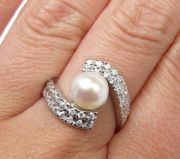 Stříbrný prsten s perlou a zirkony velikost 55