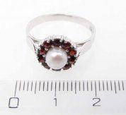 Stříbrný prsten s českými granáty a perlou 