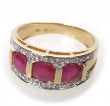 Prsten z 18ti karátového zlata s briliaty a rubíny