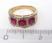 Prsten z 18ti karátového zlata s briliaty a rubíny