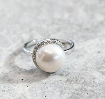 Stříbrný prsten s perlou 426001337  Vel 56