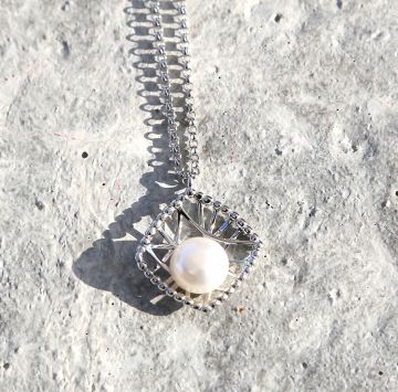 Stříbrný nárdelník s perlou 475000026