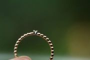 zlatý prsten s diamantem velikost 53