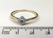 Zlatý prsten s diamanty a safírem velikost 56