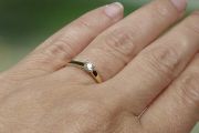 Zlatý prsten s diamantem velikost 53