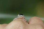 Prsten z bílého zlata s diamanty velikost 55