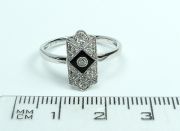 Prsten z bílého zlata s diamanty a onyxem velikost 55
