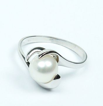 Prsten z bílého zlata s perlou velikost 53
