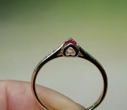 Zlatý prsten s rubínem a diamanty velikost 57