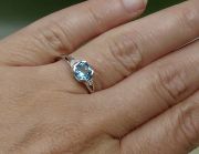 Prsten z bílého zlata s topazem a diamanty velikost 54
